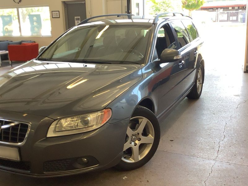 Volvo V70 2.4 D Momentum — zdjęcie 2