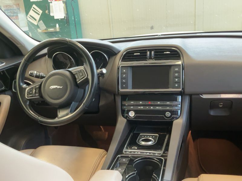 Jaguar F-Pace 20d Prestige AWD — zdjęcie 12