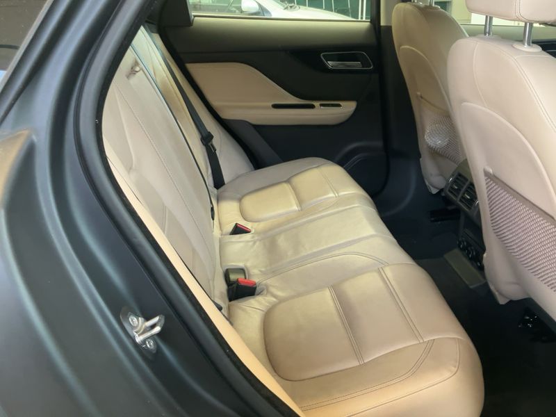 Jaguar F-Pace 20d Prestige AWD — zdjęcie 14