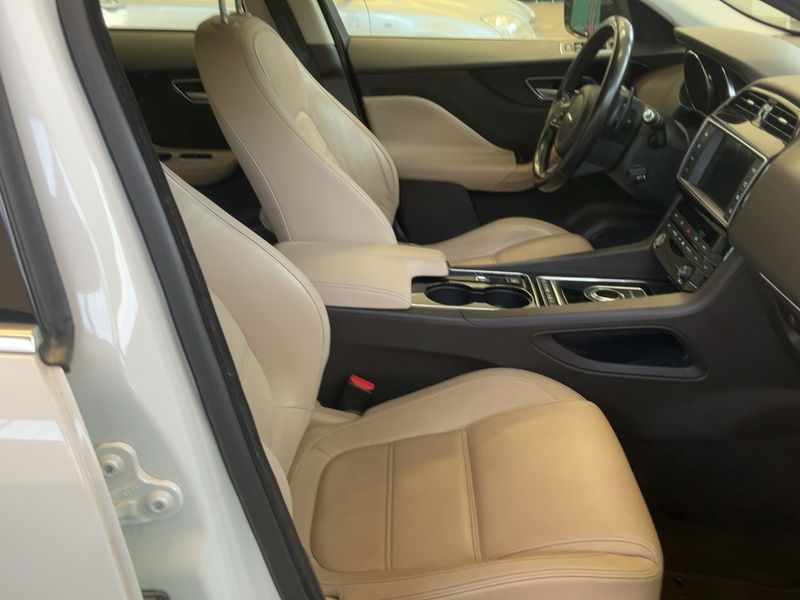 Jaguar F-Pace 20d Prestige AWD — zdjęcie 11