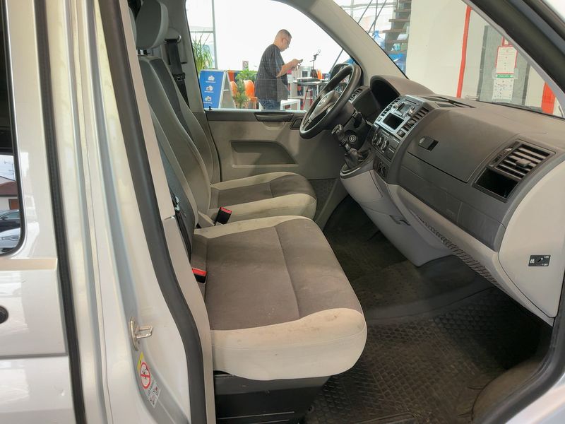 Volkswagen T5 Kombi 2.0 TDI — zdjęcie 11
