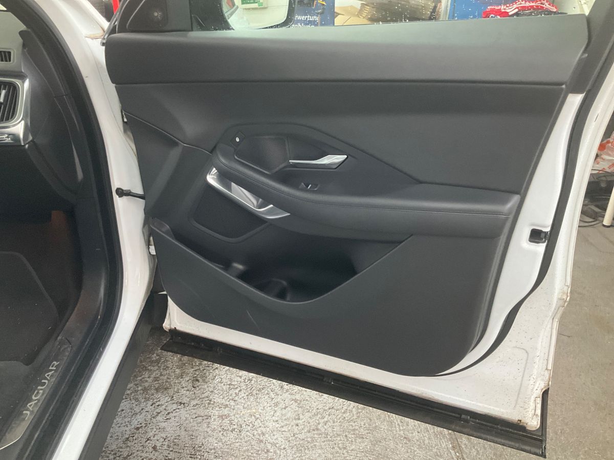 Jaguar E-Pace 2019 — photo 31