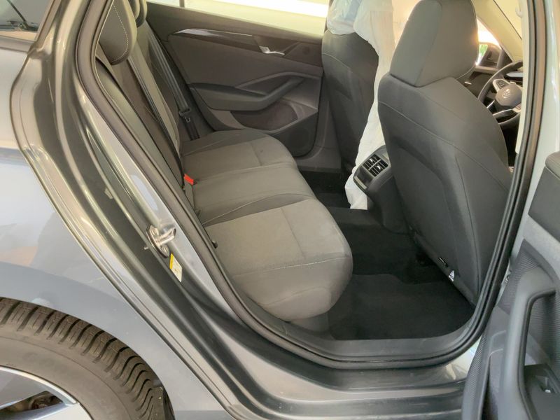 Volkswagen Passat 1.5 eTSI — zdjęcie 14
