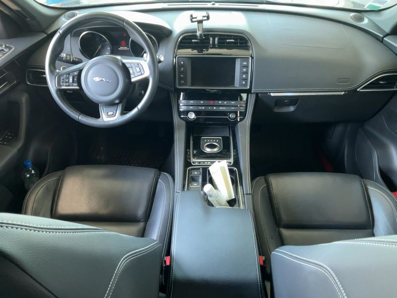 Jaguar F-Pace 25d R-Sport AWD 2017 – снимка 17