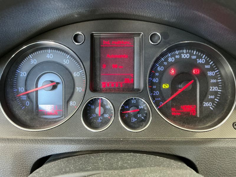 Volkswagen Passat 1.6 FSI Advance — zdjęcie 13
