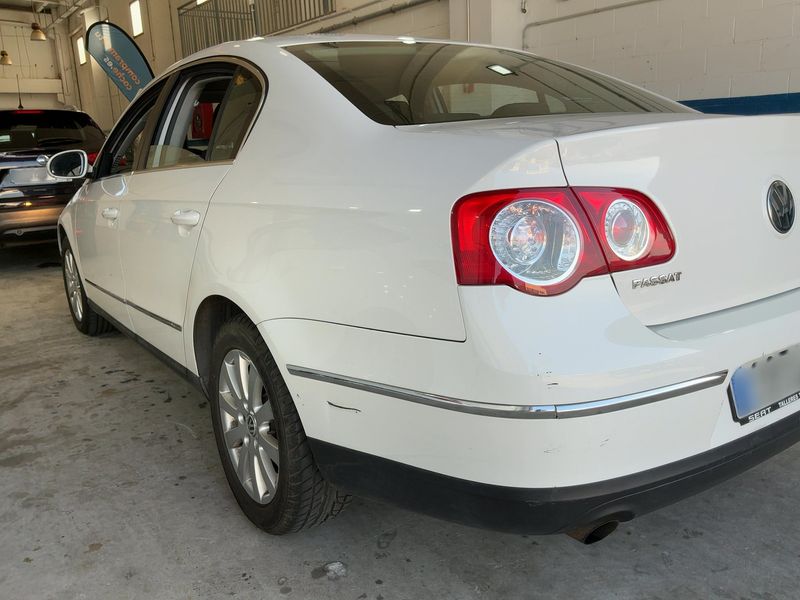 Volkswagen Passat 1.6 FSI Advance — zdjęcie 3