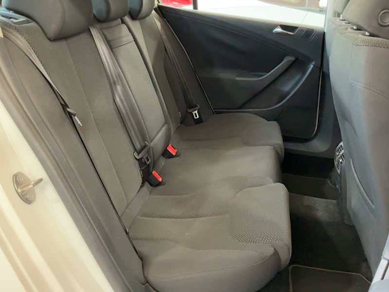 Volkswagen Passat 1.6 FSI Advance — zdjęcie 14