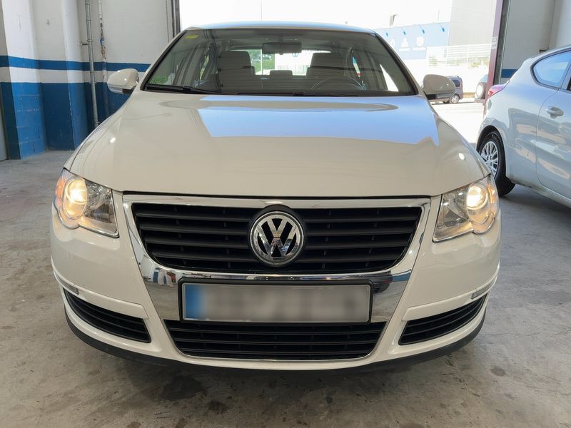 Volkswagen Passat 1.6 FSI Advance — zdjęcie 9