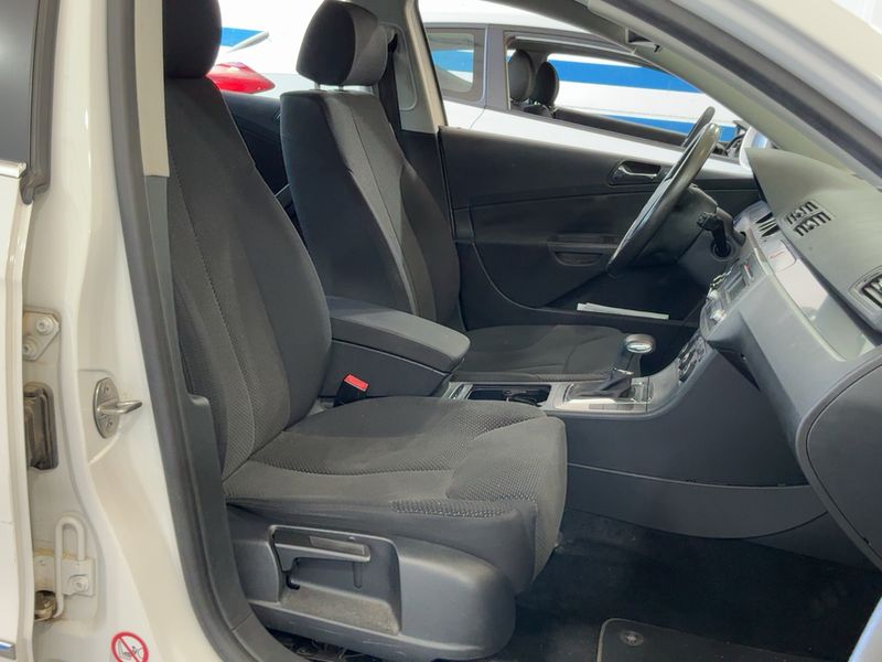 Volkswagen Passat 1.6 FSI Advance — zdjęcie 11