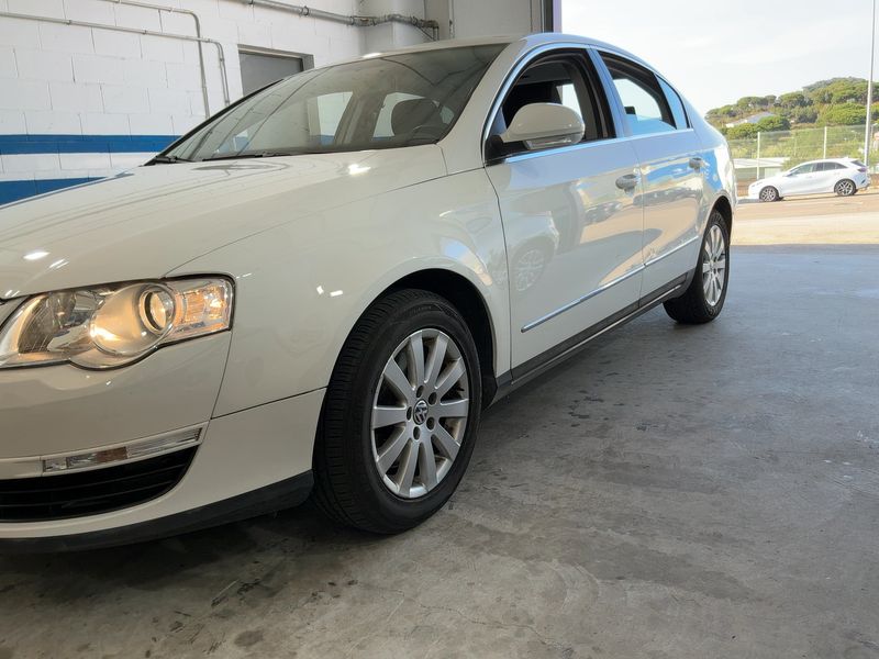 Volkswagen Passat 1.6 FSI Advance — zdjęcie 2