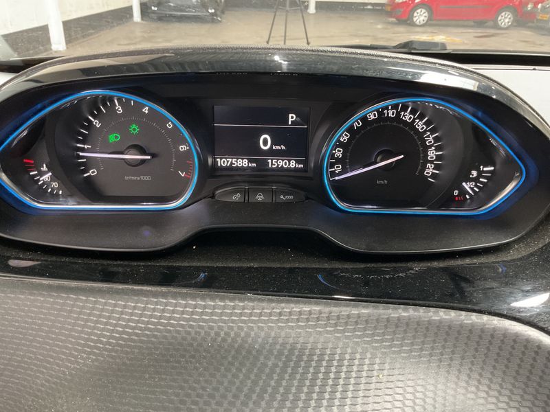 Peugeot 2008 1.2 PureTech Allure — zdjęcie 13