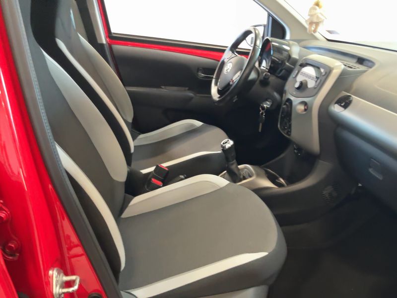 Toyota Aygo 1.0 X-Play — zdjęcie 11
