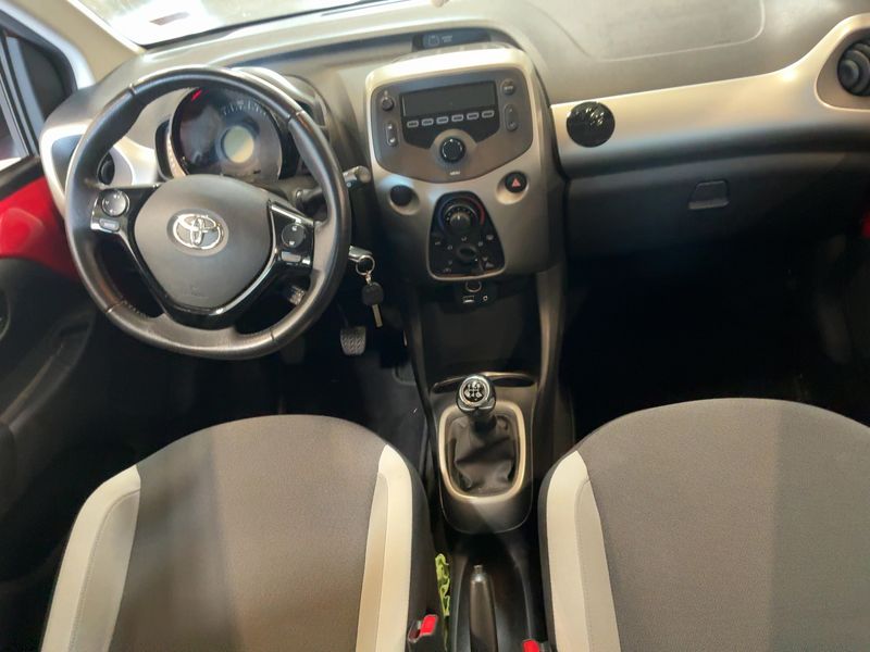 Toyota Aygo 1.0 X-Play — zdjęcie 12