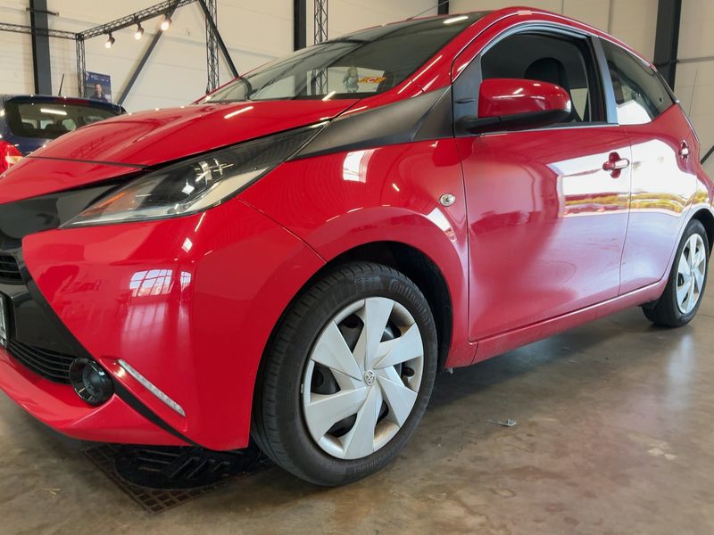 Toyota Aygo 1.0 X-Play — zdjęcie 2