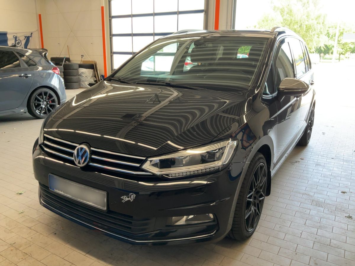 Volkswagen Touran 2017 — photo 1