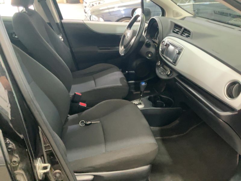 Toyota Yaris 1.5 Hybrid Life 2012 – снимка 17