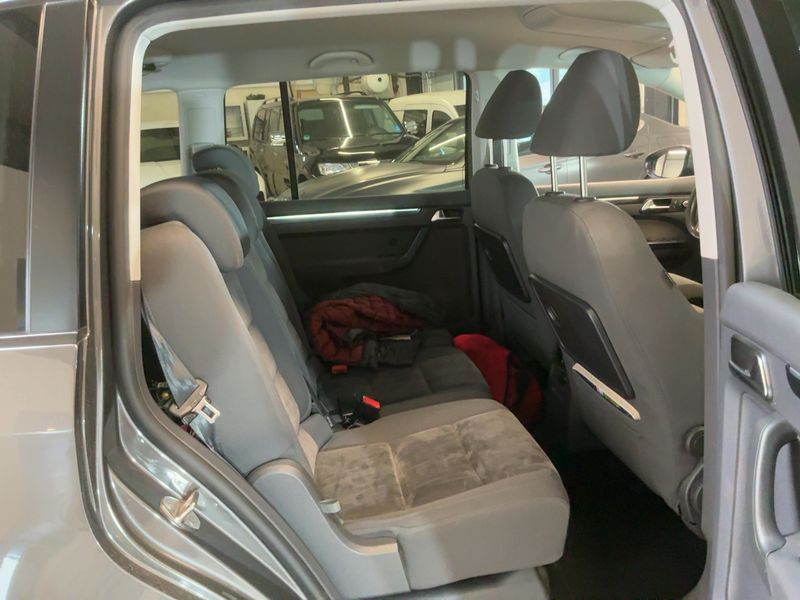 Volkswagen Touran 1.6 TDI Highline BlueMotion Tech 2011 – снимка 19