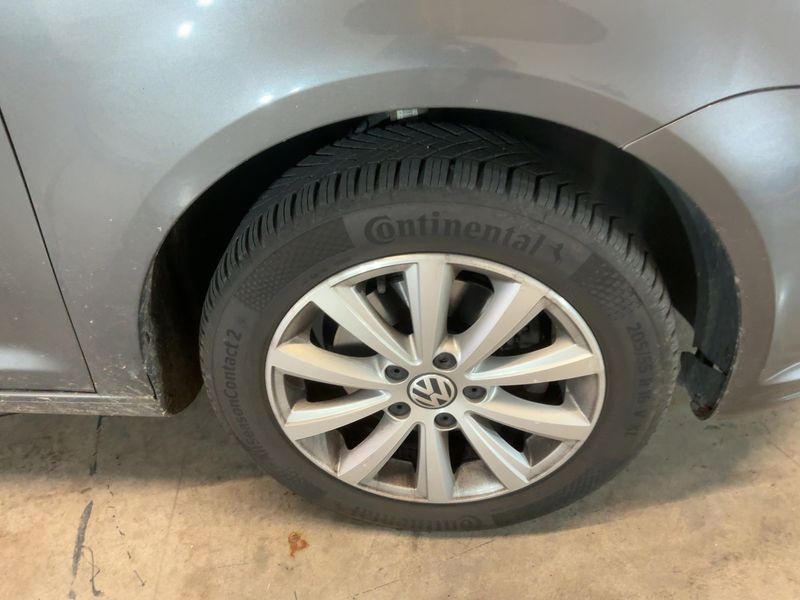 Volkswagen Touran 1.6 TDI Highline BlueMotion Tech 2011 – снимка 11