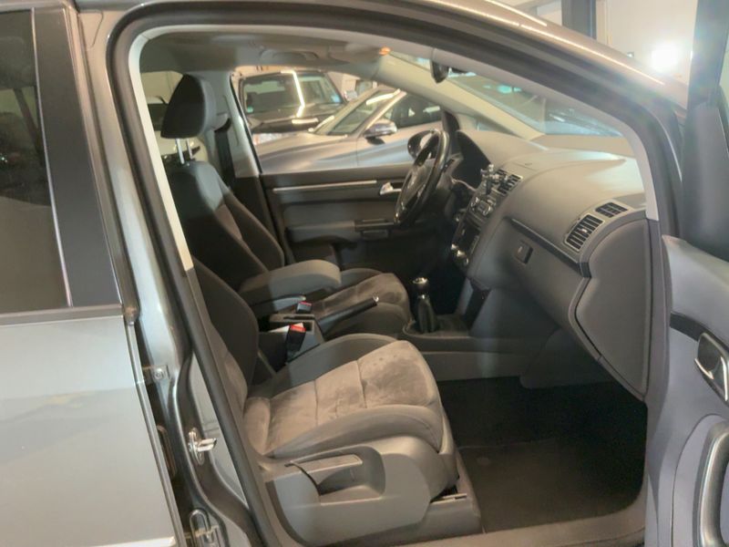 Volkswagen Touran 1.6 TDI Highline BlueMotion Tech 2011 – снимка 16