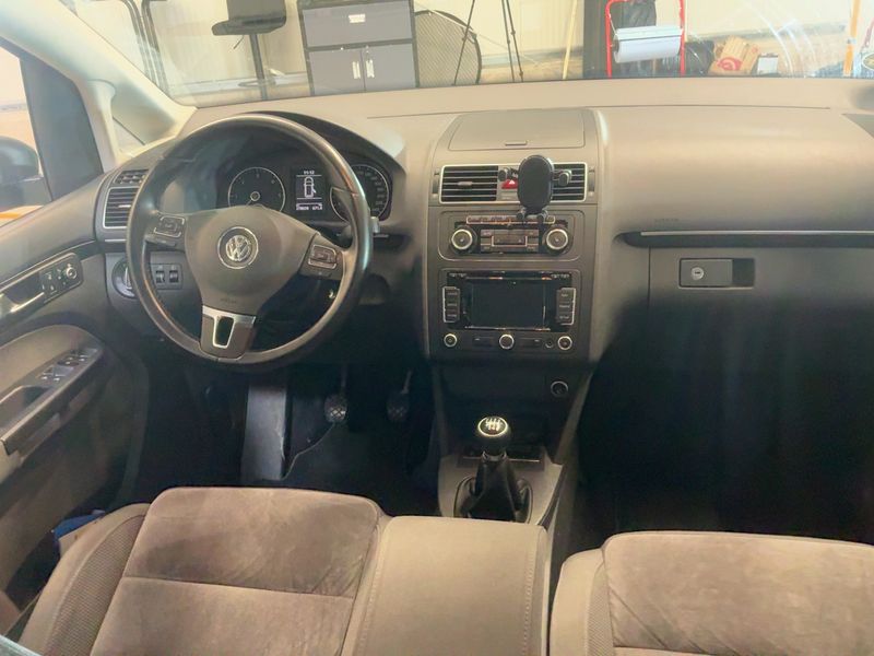 Volkswagen Touran 1.6 TDI Highline BlueMotion Tech 2011 – снимка 17