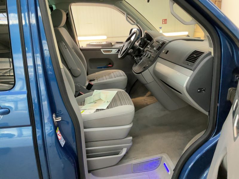 Volkswagen T5 California 2.0 TDI Comfortline Aufstelldach — zdjęcie 11