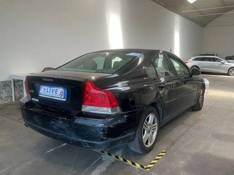 Volvo S60 2.4 D Momentum — zdjęcie 2