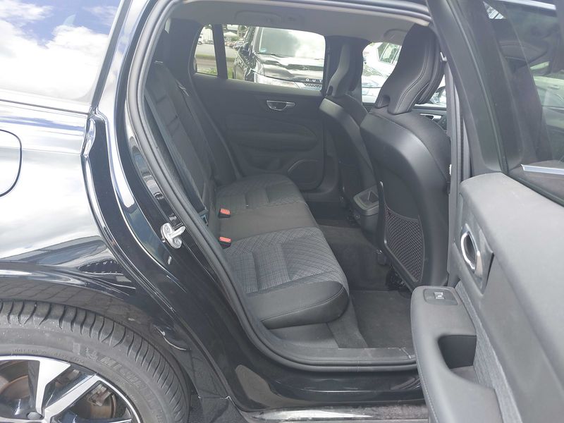 Volvo V60 2.0 B3 Mild-Hybrid Core — zdjęcie 14