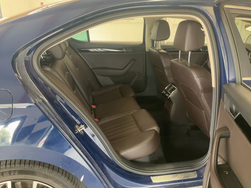 Skoda Superb 2.0 TDI Laurin & Klement — zdjęcie 14