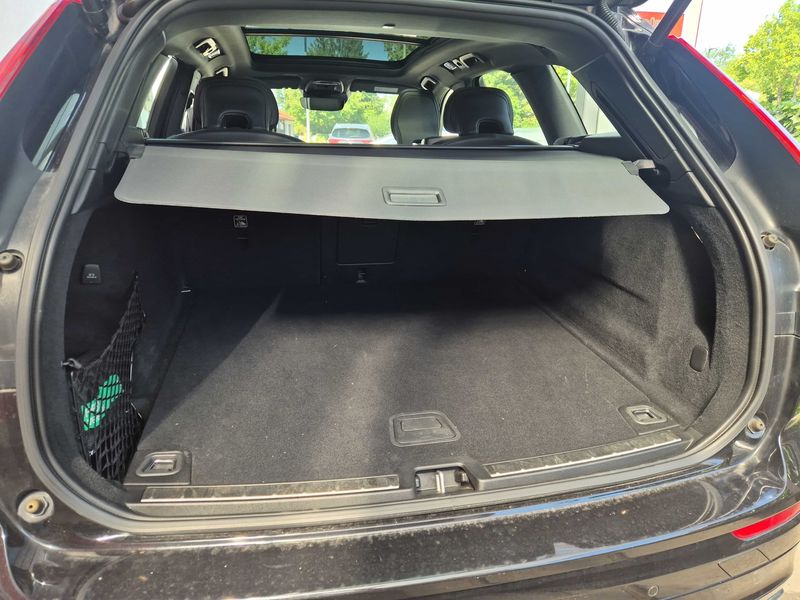 Volvo XC60 2.0 B4 Diesel Mild-Hybrid R Design AWD — zdjęcie 9