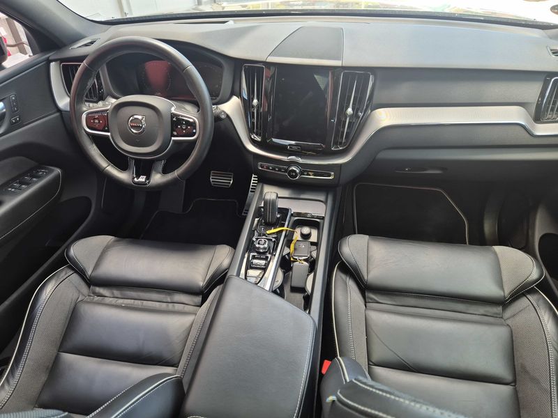 Volvo XC60 2.0 B4 Diesel Mild-Hybrid R Design AWD — zdjęcie 11