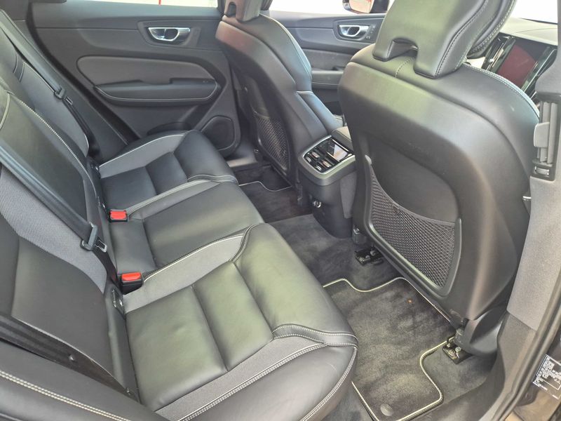 Volvo XC60 2.0 B4 Diesel Mild-Hybrid R Design AWD — zdjęcie 14