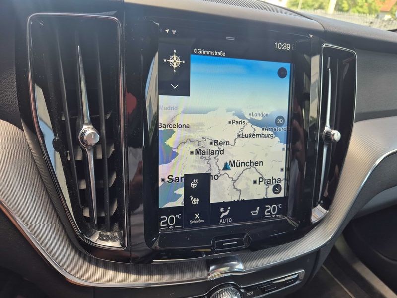Volvo XC60 2.0 B4 Diesel Mild-Hybrid R Design AWD — zdjęcie 13