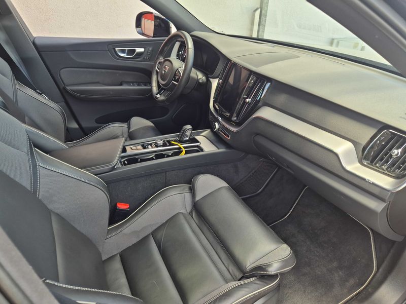 Volvo XC60 2.0 B4 Diesel Mild-Hybrid R Design AWD — zdjęcie 10