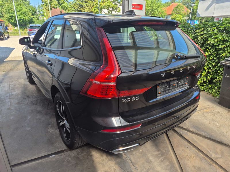 Volvo XC60 2.0 B4 Diesel Mild-Hybrid R Design AWD — zdjęcie 3