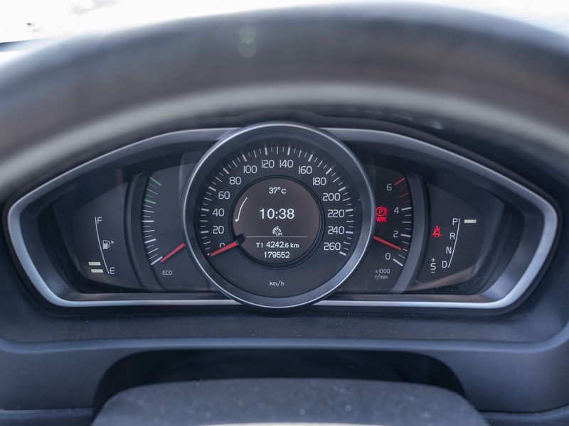 Volvo V40 1.6 D2 Summum — zdjęcie 12