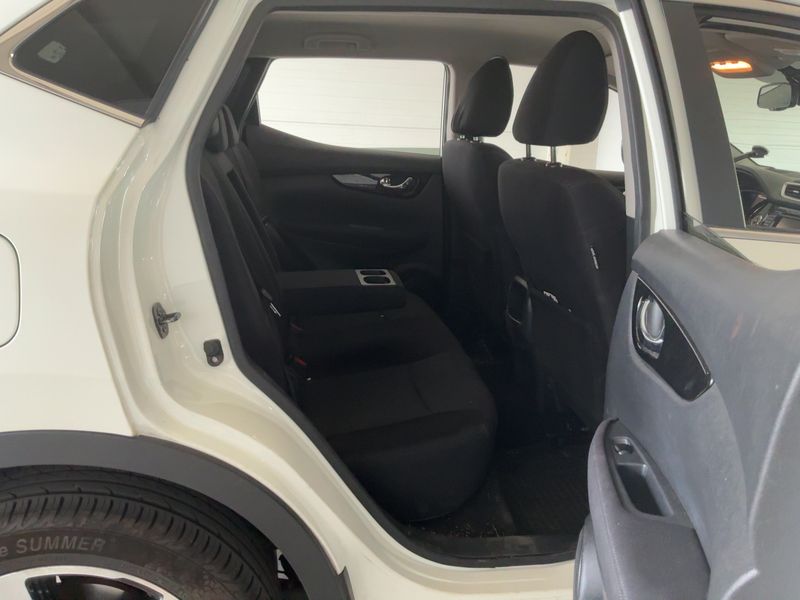 Nissan Qashqai 1.2 N-Connecta — zdjęcie 14