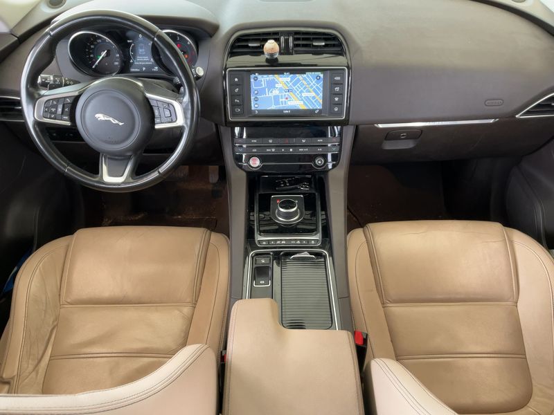 Jaguar F-Pace 20d Prestige — zdjęcie 12