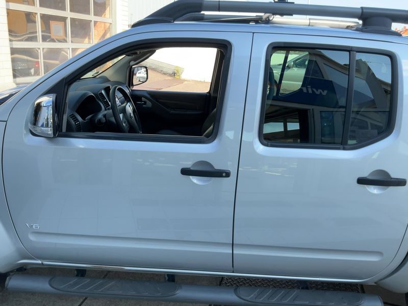 Nissan Navara Pick-up 3.0 V6 dCi Double Cab LE 4x4 — zdjęcie 4