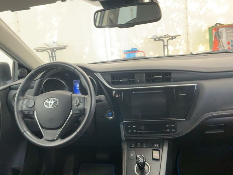 Toyota Auris Touring Sports 1.8 Hybrid Executive — zdjęcie 12