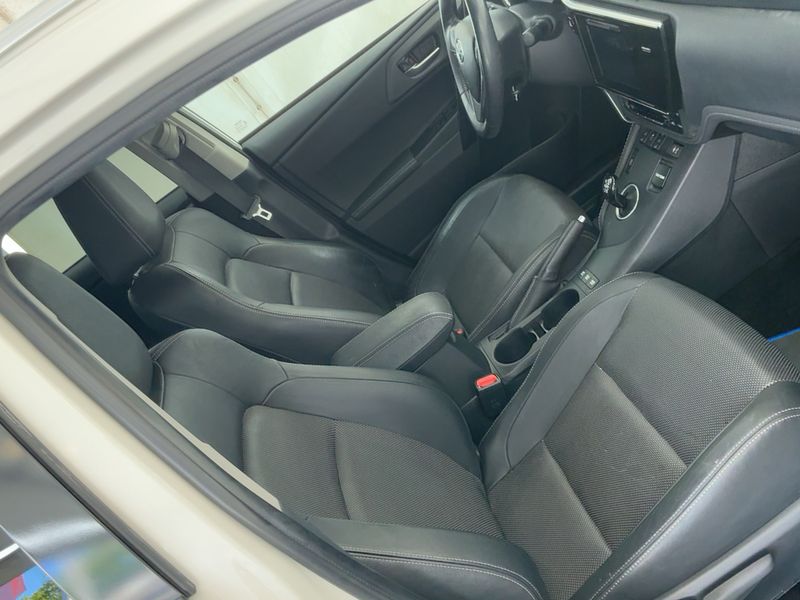 Toyota Auris Touring Sports 1.8 Hybrid Executive — zdjęcie 11