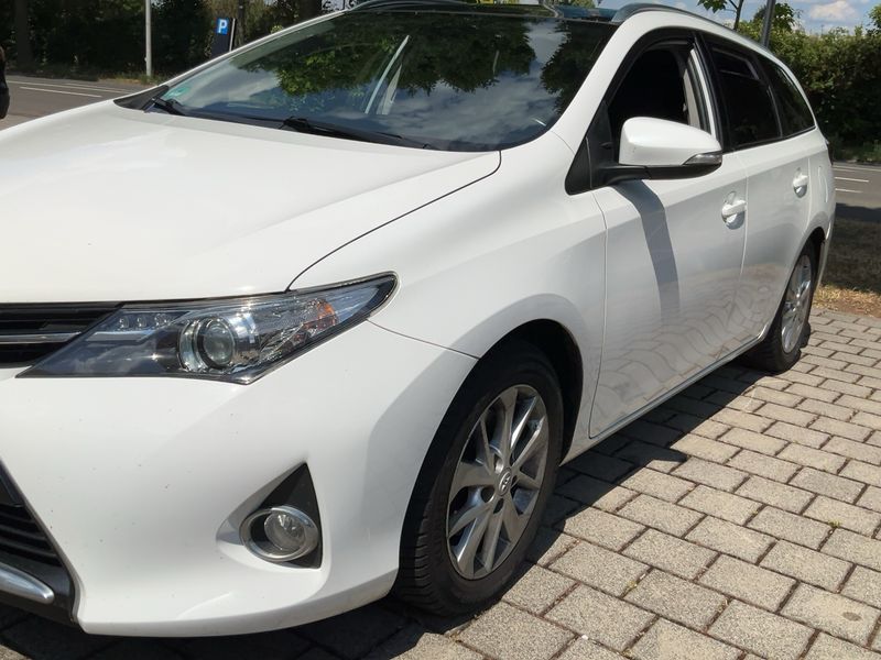 Toyota Auris Touring Sports 2.0 D-4D Life+ — zdjęcie 2