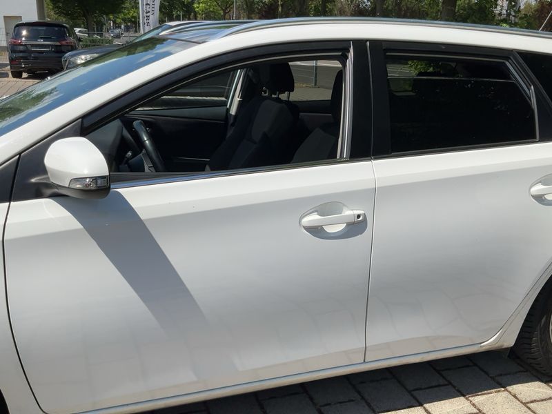 Toyota Auris Touring Sports 2.0 D-4D Life+ — zdjęcie 4