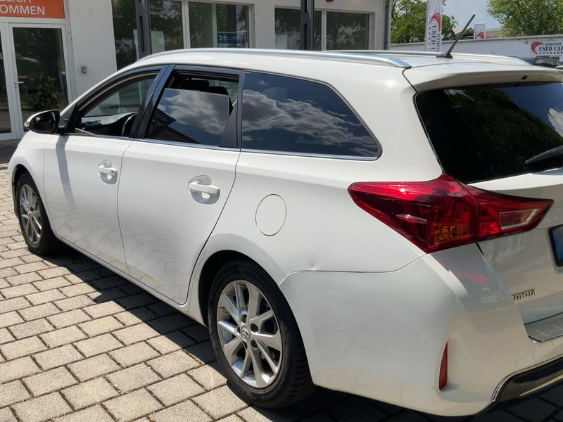 Toyota Auris Touring Sports 2.0 D-4D Life+ — zdjęcie 3