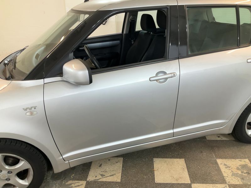 Suzuki Swift 1.5 Comfort — zdjęcie 4