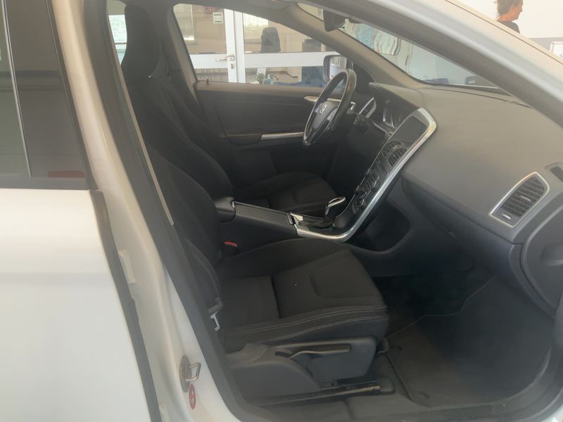 Volvo XC60 2.0 D3 Kinetic 2WD 2015 – снимка 17