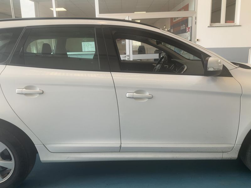 Volvo XC60 2.0 D3 Kinetic 2WD 2015 – снимка 10