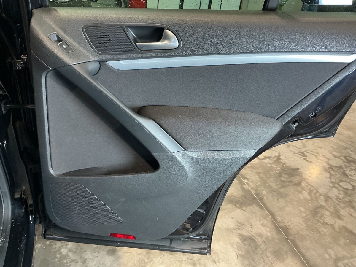 Volkswagen Tiguan 2015 — photo 32