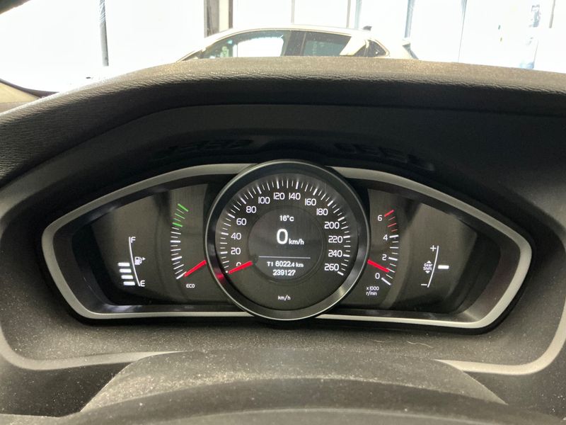 Volvo V40 1.6 D2 Momentum 2014 – снимка 18