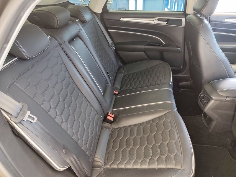 Ford Mondeo 2.0 Hybrid Vignale — zdjęcie 14