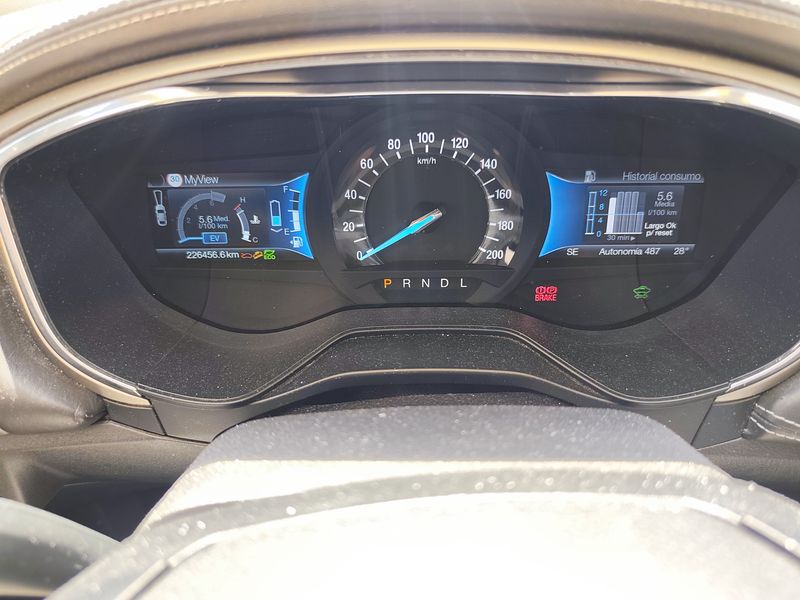 Ford Mondeo 2.0 Hybrid Vignale — zdjęcie 12